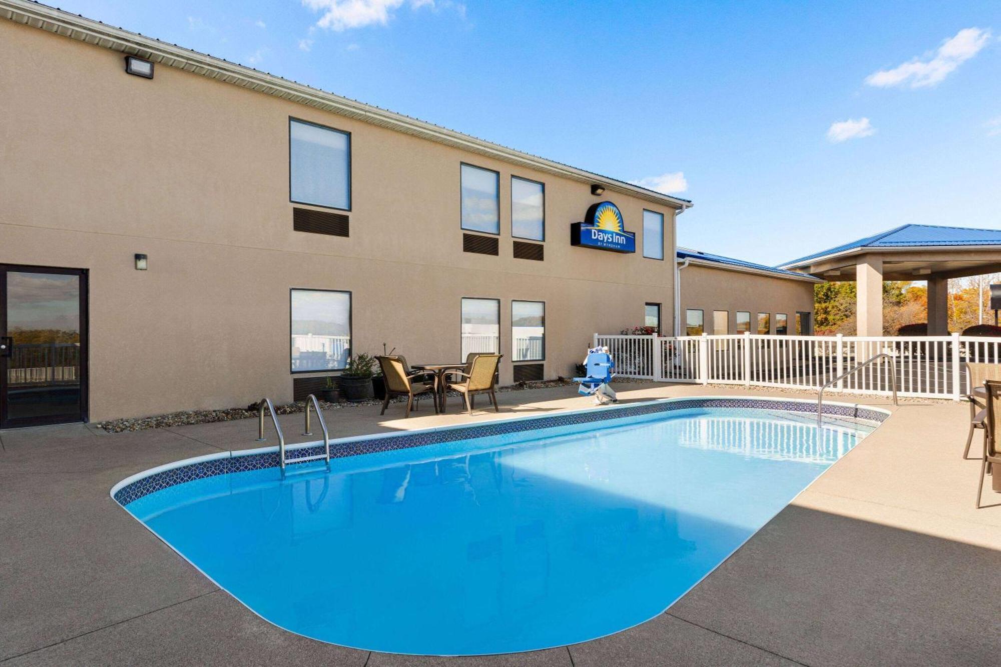 Days Inn By Wyndham Hillsboro Exterior photo